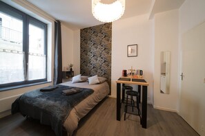 1 habitación, tabla de planchar con plancha, wifi gratis y ropa de cama 