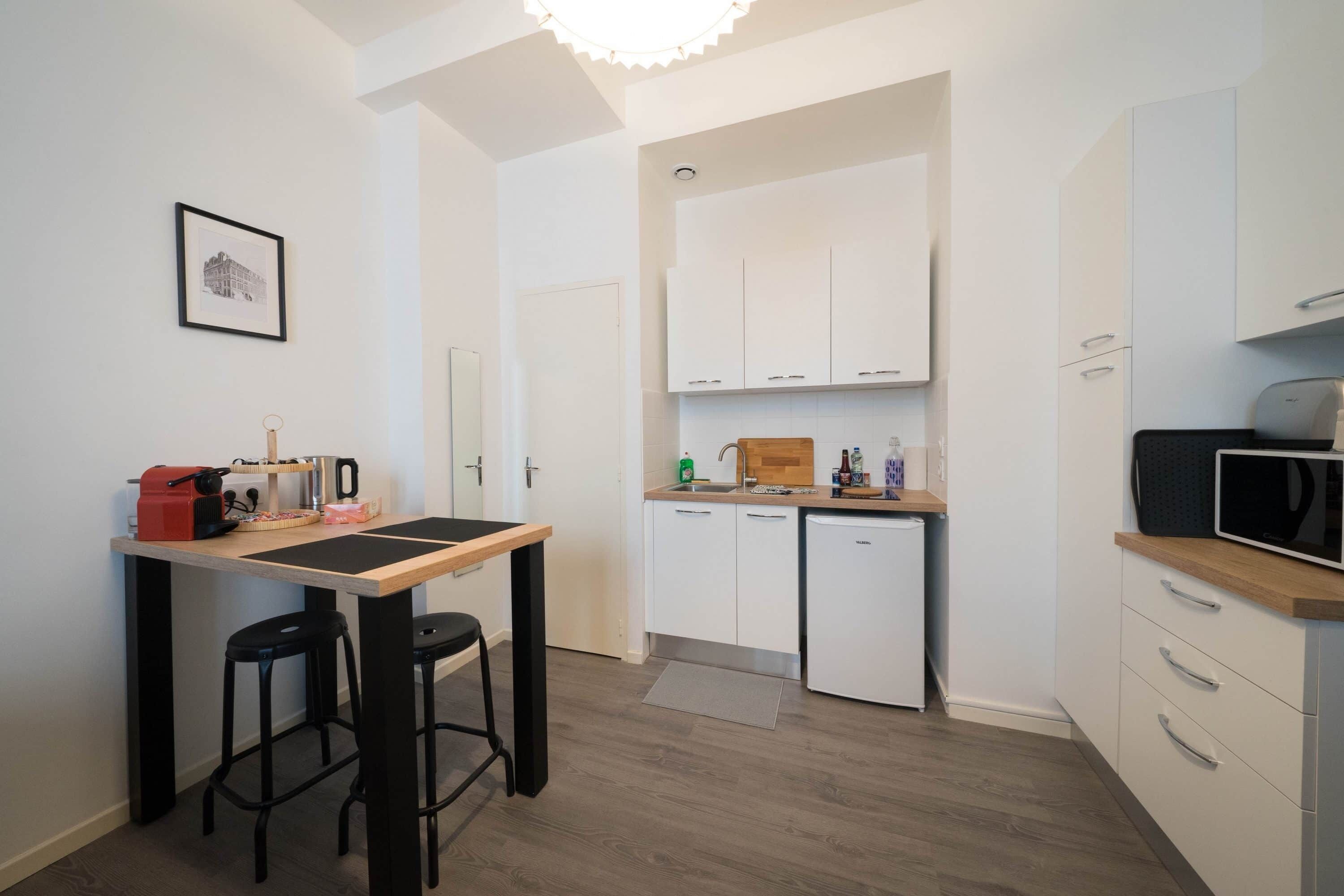 Een koelkast, een microgolfoven, een kookplaat, een broodrooster