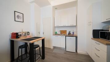 Een koelkast, een microgolfoven, een kookplaat, een broodrooster