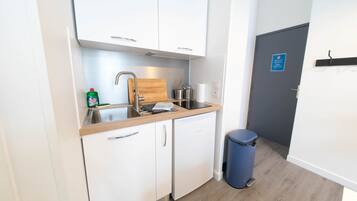 Een koelkast, een microgolfoven, een kookplaat, een broodrooster