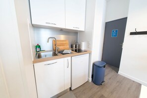 Réfrigérateur, micro-ondes, plaque de cuisson, grille-pain