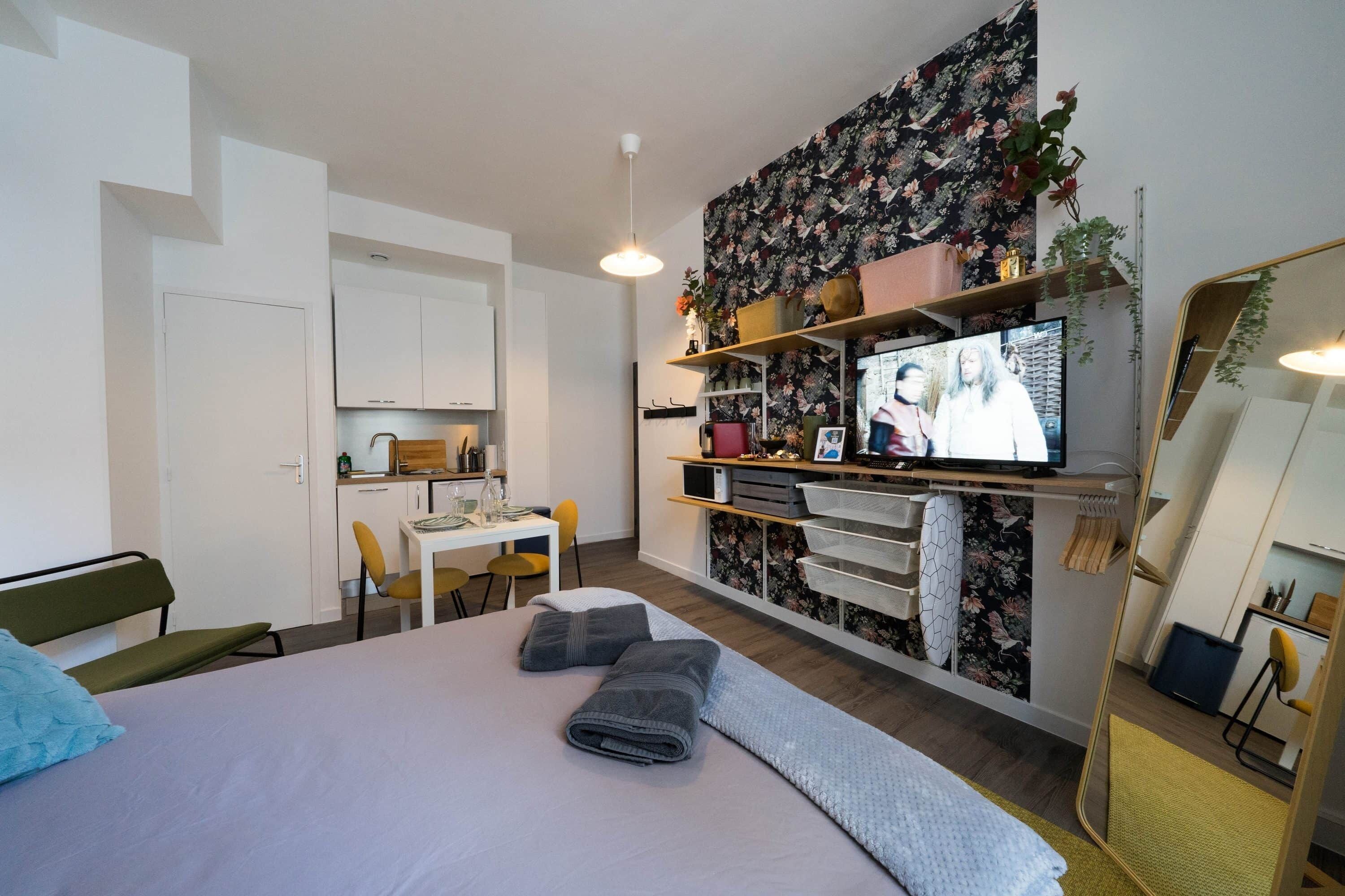 1 habitación, tabla de planchar con plancha, wifi gratis y ropa de cama 