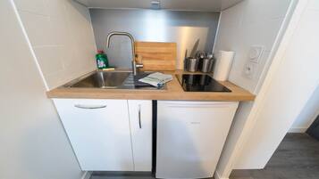 Réfrigérateur, micro-ondes, plaque de cuisson, grille-pain