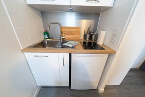 Réfrigérateur, micro-ondes, plaque de cuisson, grille-pain