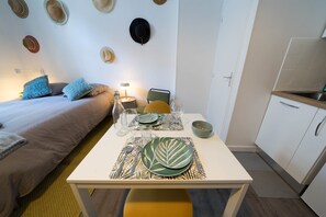 1 chambre, fer et planche Ă repasser, Wi-Fi gratuit, draps fournis