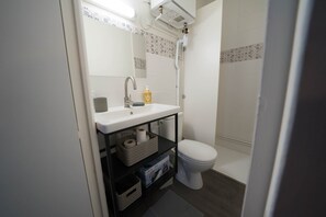 Een douche, een haardroger, handdoeken