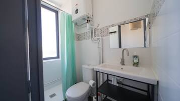 Een haardroger, handdoeken