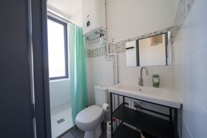 Sèche-cheveux, serviettes fournies