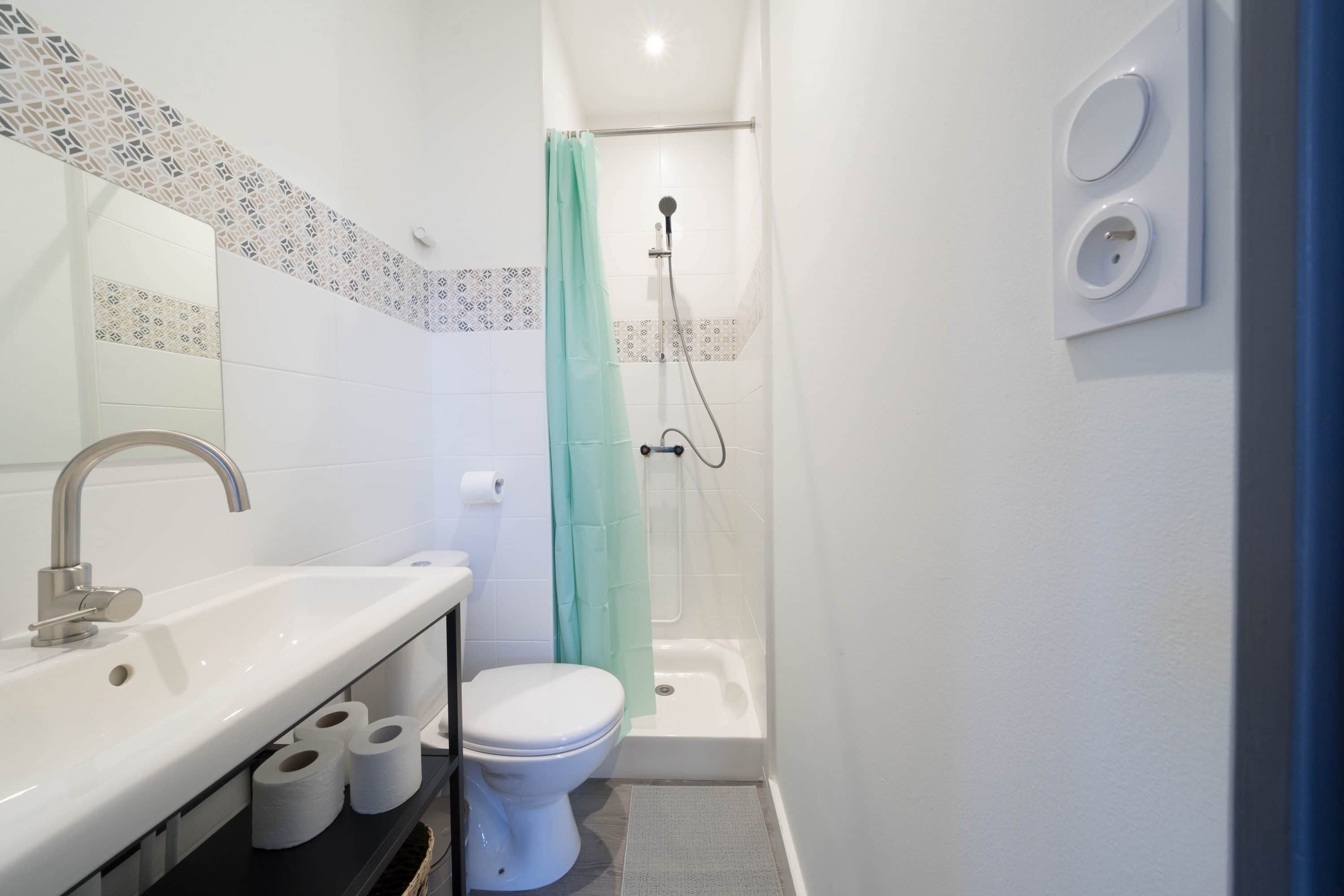 Bruser, hårtørrer, håndklæder