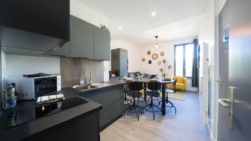 Een koelkast, een microgolfoven, een oven, een kookplaat