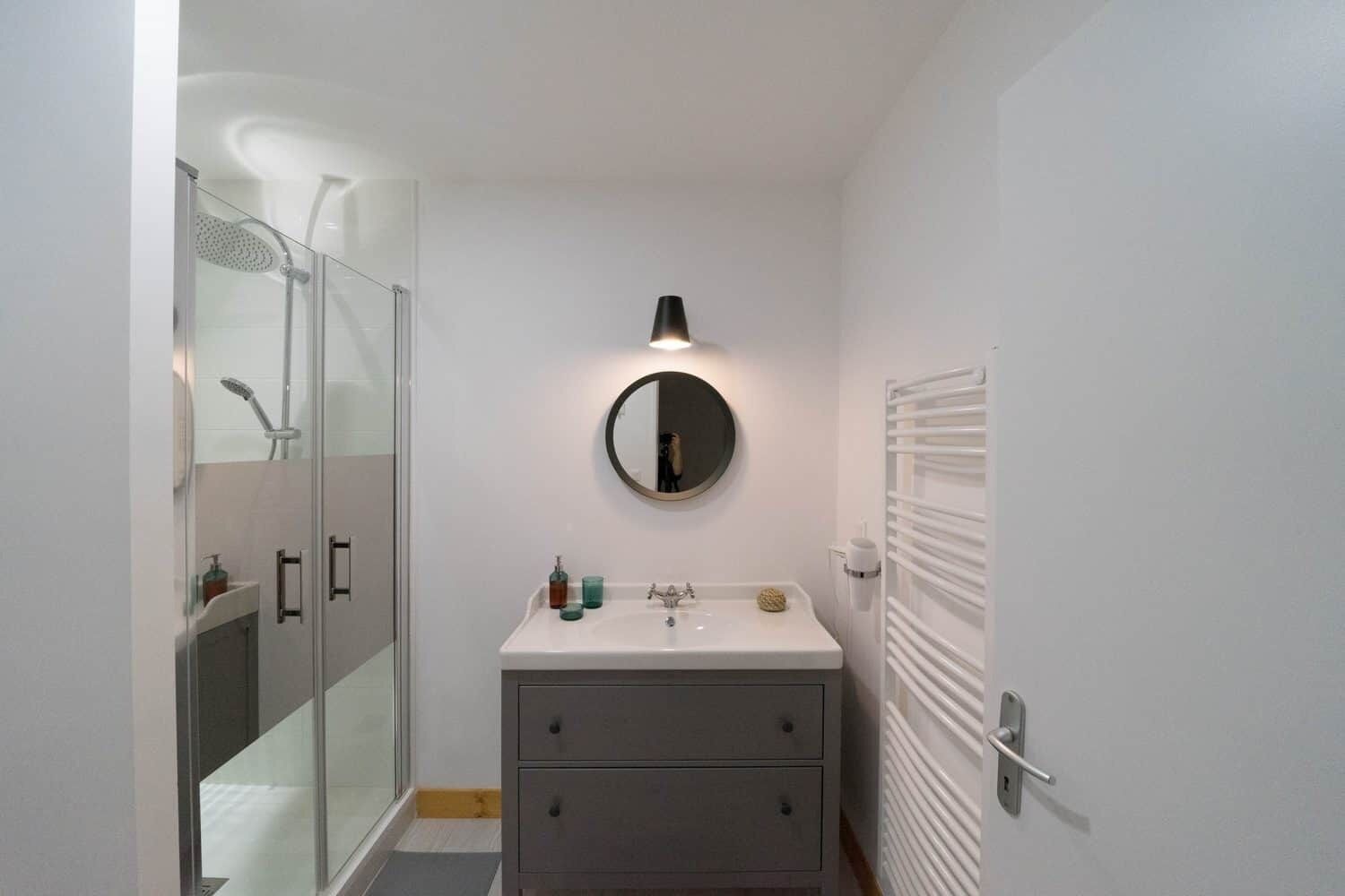 Dusche, Haartrockner, Handtücher