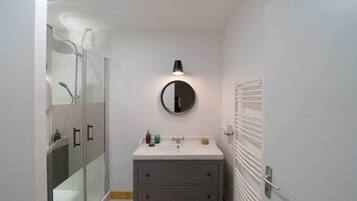 SĂšche-cheveux, serviettes fournies