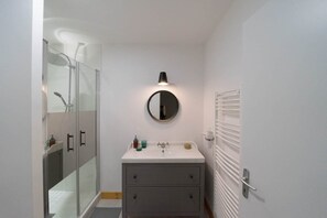 Sèche-cheveux, serviettes fournies