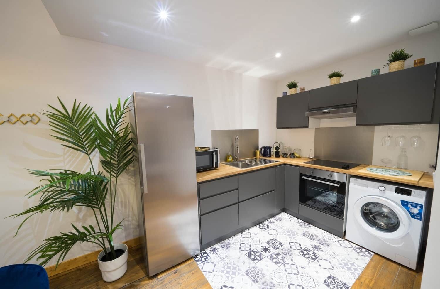 Kylskåp, mikrovågsugn, ugn och spishäll