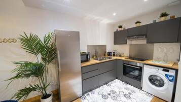 Frigorifero, microonde, forno, piano cottura