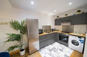 Kühlschrank, Mikrowelle, Ofen, Herdplatte