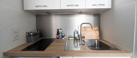 Køleskab, mikrobølgeovn, kogeplade, brødrister