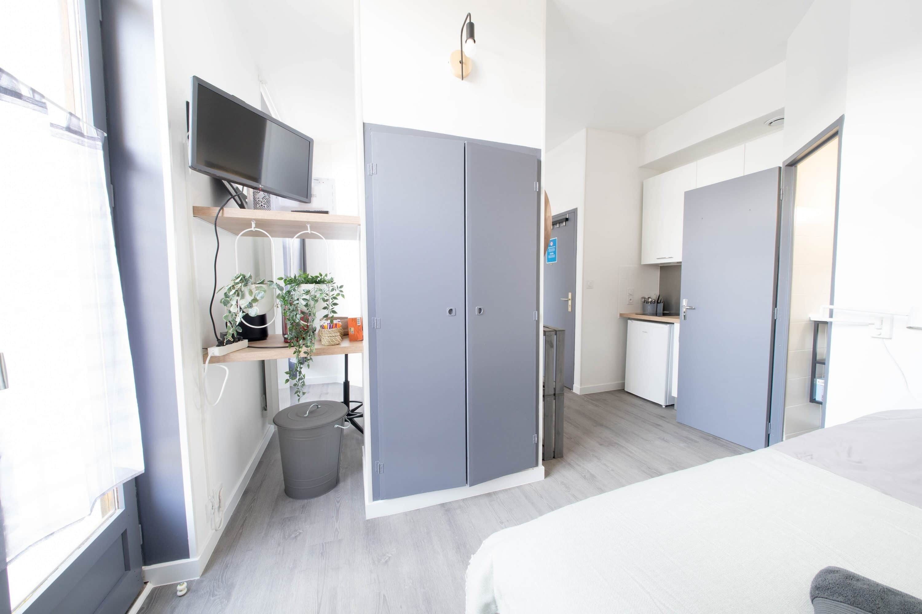 1 habitación, tabla de planchar con plancha, wifi gratis y ropa de cama 