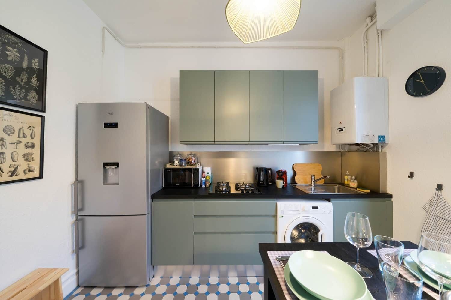 Kühlschrank, Mikrowelle, Herdplatte, Toaster