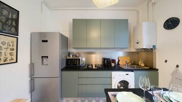 Kühlschrank, Mikrowelle, Herdplatte, Toaster