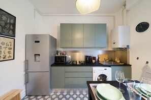 Een koelkast, een microgolfoven, een kookplaat, een broodrooster