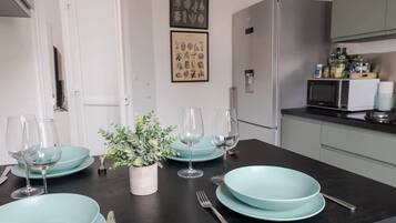 Refrigerador, microondas, parrilla de estufa y tostadora