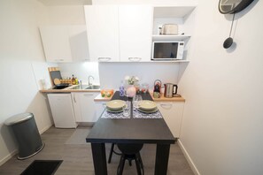 Réfrigérateur, micro-ondes, plaque de cuisson, grille-pain