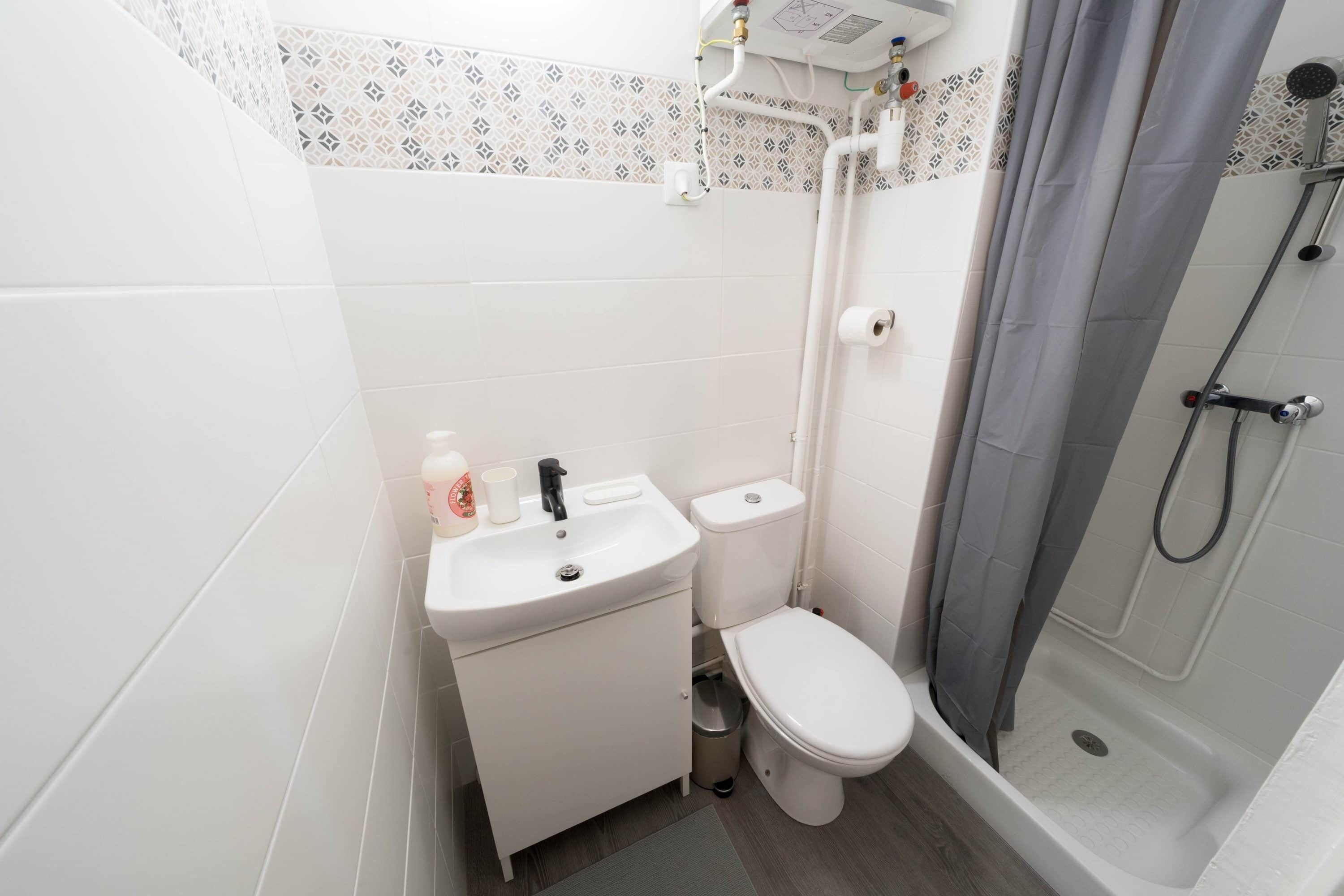 Dusch, hårtork och handdukar