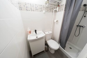 Shower, hair dryer, towels - Résidence Bardiaux - Chez Olive (Vichy)