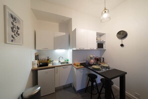 Réfrigérateur, four à micro-ondes, surface de cuisson, grille-pain