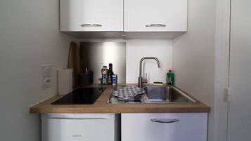 Réfrigérateur, micro-ondes, plaque de cuisson, grille-pain