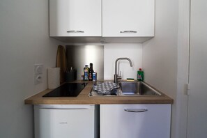 Réfrigérateur, micro-ondes, plaque de cuisson, grille-pain