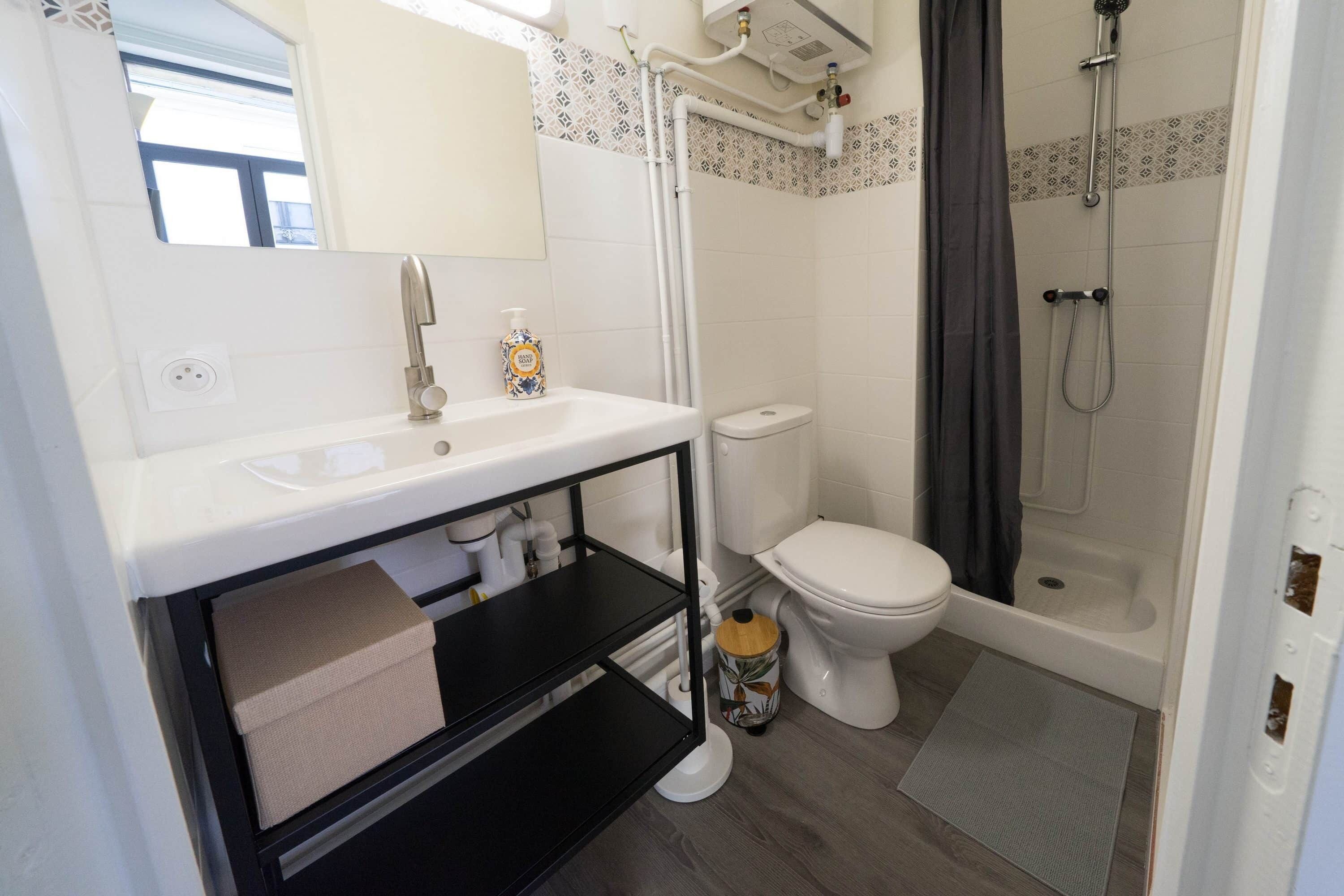 Douche, sèche-cheveux, serviettes fournies