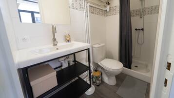 Douche, sĂšche-cheveux, serviettes fournies