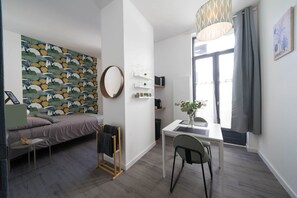 1 غرفة نوم ومكواة/لوح كي وواي فاي مجانًا وملاءات أسرّة