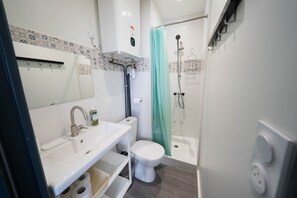 Douche, sèche-cheveux, serviettes fournies