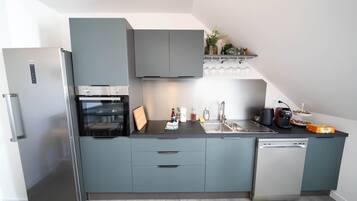 Een koelkast, een microgolfoven, een oven, een kookplaat