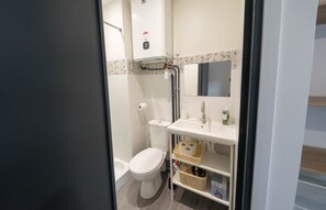 Sèche-cheveux, serviettes fournies