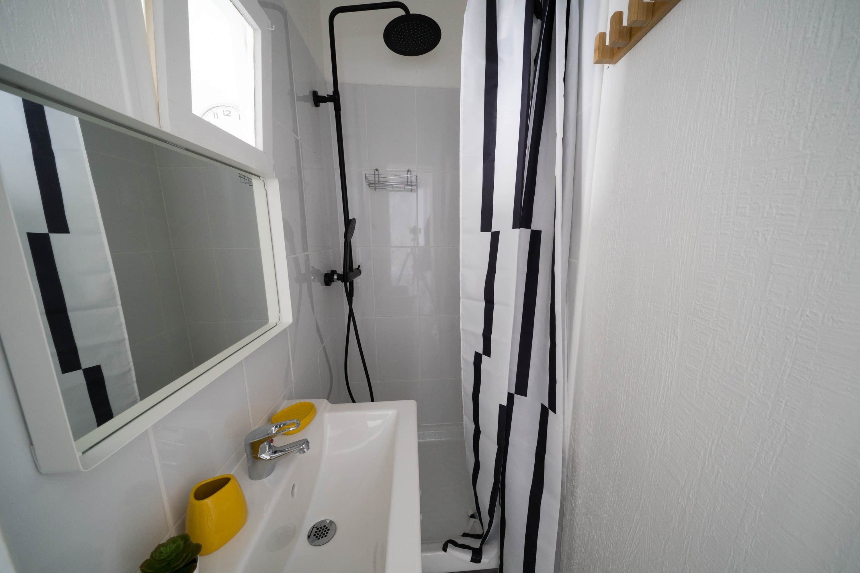 Dusch, hårtork och handdukar