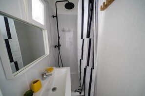 Douche, sèche-cheveux, serviettes fournies