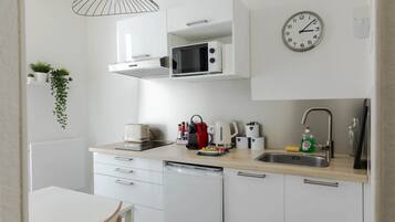 Kylskåp, mikrovågsugn, spishäll och brödrost