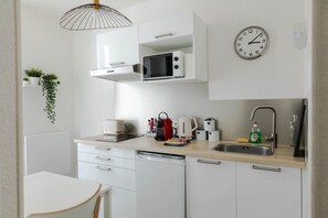 Réfrigérateur, micro-ondes, plaque de cuisson, grille-pain