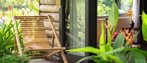 Deluxe Bungalow with Garden View | Terrace/patio