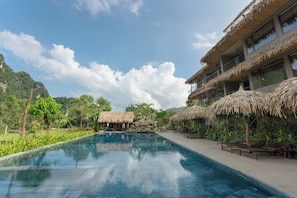 Una piscina al aire libre