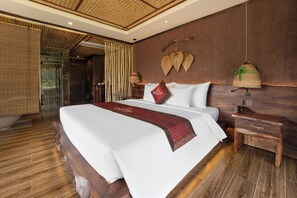 خزنة داخل الغرفة ومكتب وستائر تعتيم وتجهيزات عازلة للصوت