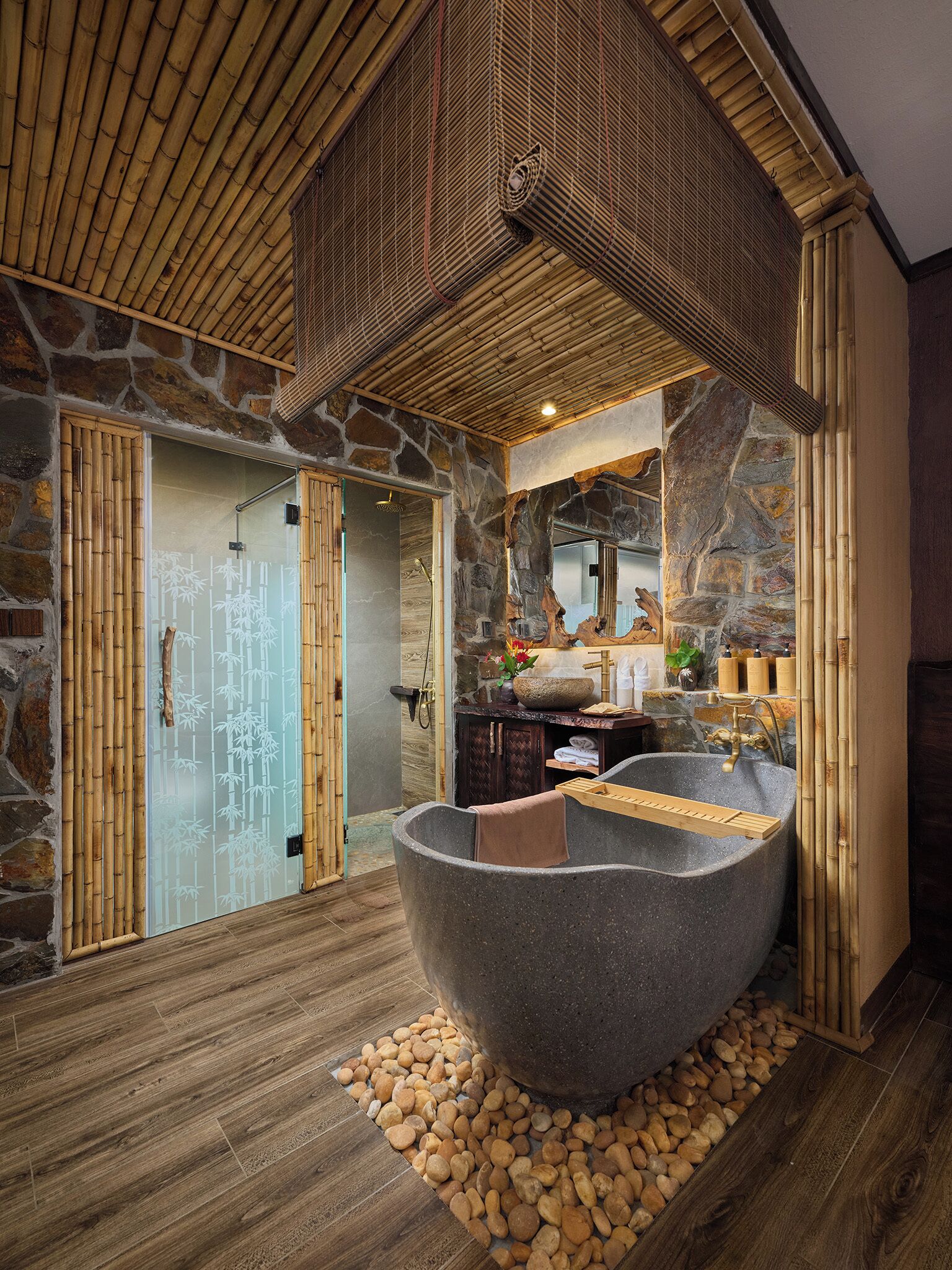 Chambre Double Deluxe, vue jardin | Équipements de salle de bain | Baignoire et douche séparées, douche à « effet pluie »