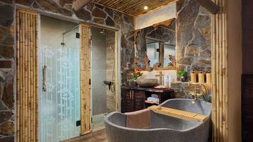Chambre Double Deluxe, vue jardin | Équipements de salle de bain | Baignoire et douche séparées, douche à « effet pluie »