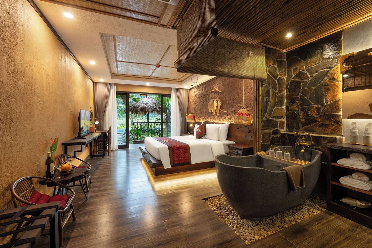 خزنة داخل الغرفة ومكتب وستائر تعتيم وتجهيزات عازلة للصوت