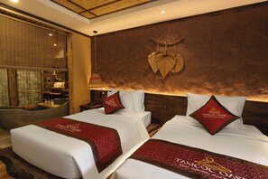 خزنة داخل الغرفة ومكتب وستائر تعتيم وتجهيزات عازلة للصوت