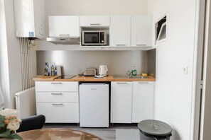 Jääkaappi, mikroaaltouuni, liesi, leivänpaahdin